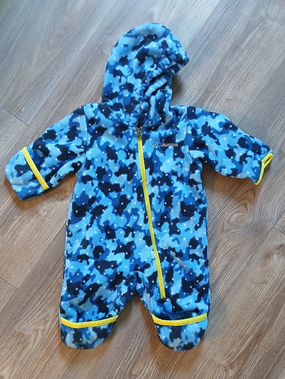 Columbia Snuggly Bunny Bunting suit features a blue camo pattern Size 0-3 Months